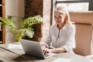 An apartment locator who is using smart locating software to find apartments with the best commissions and recommend the best ones to her clients.